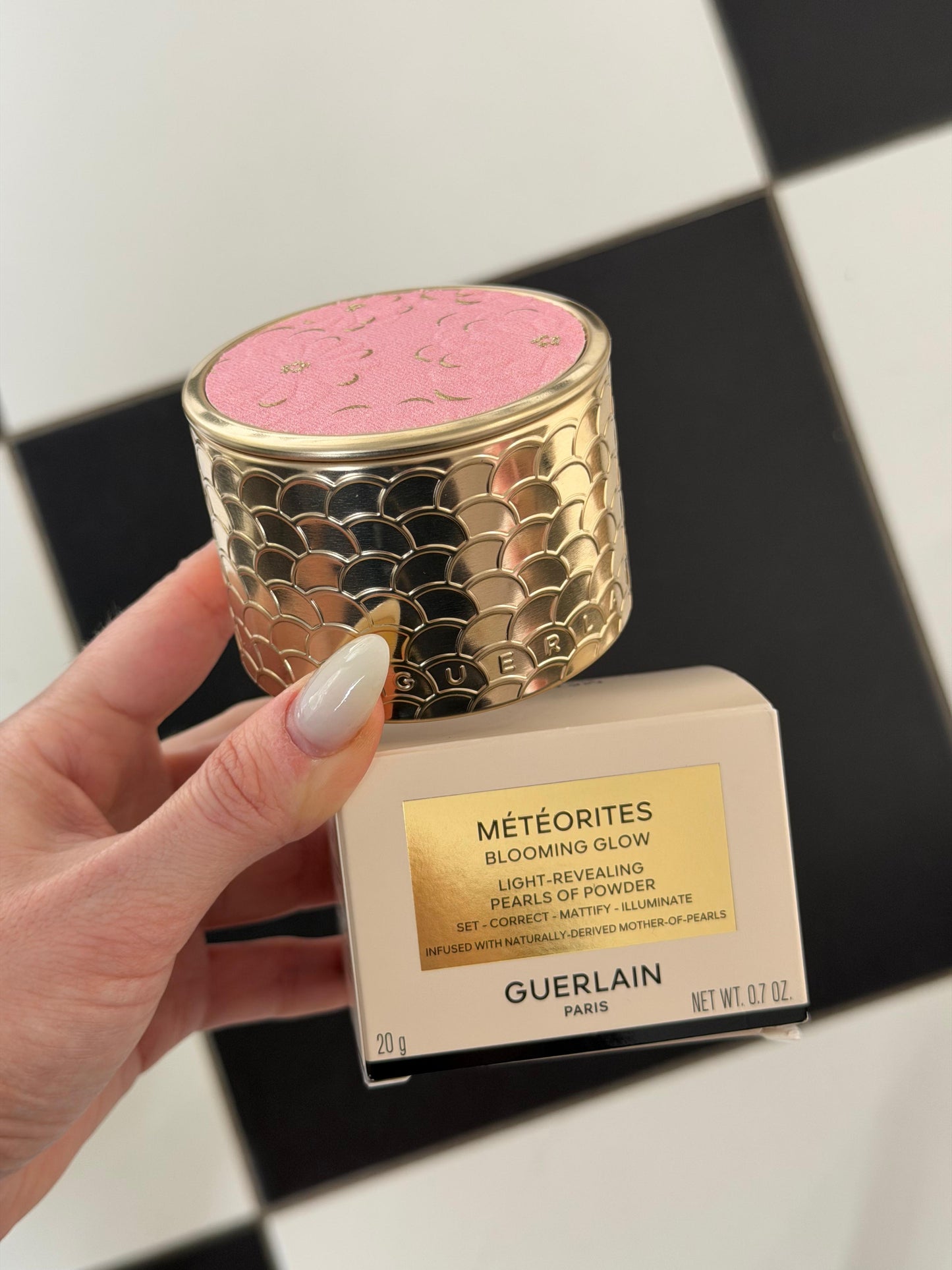GUERLAIN Météorites Light-Revealing Pearls Of Powder
Correct, Mattify, Illuminate - Blooming Glow