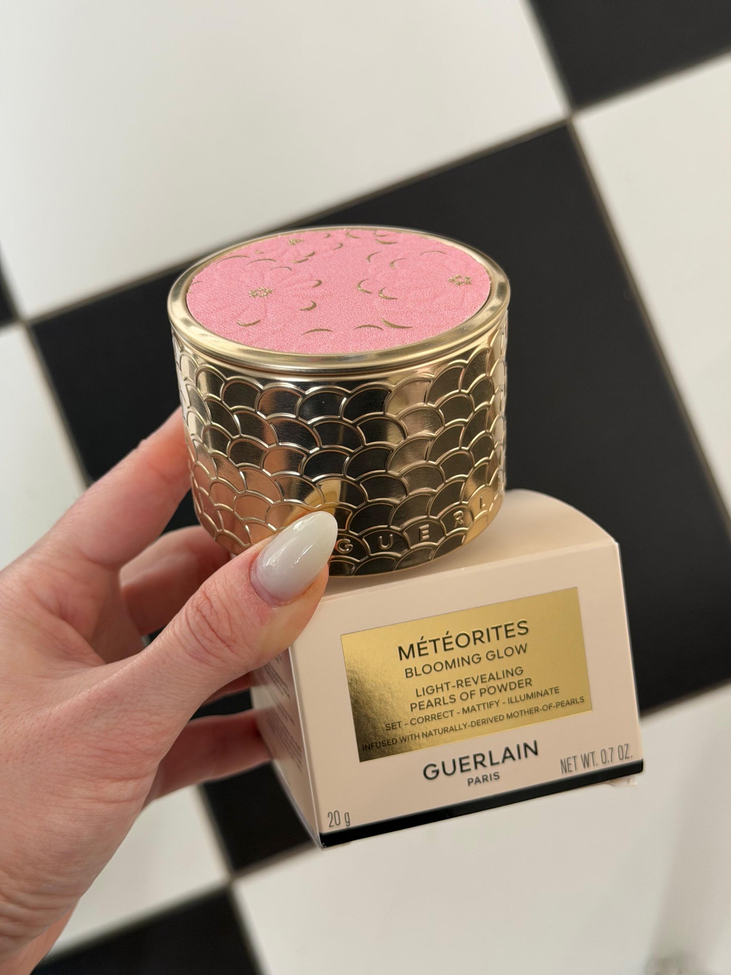 GUERLAIN Météorites Light-Revealing Pearls Of Powder
Correct, Mattify, Illuminate - Blooming Glow