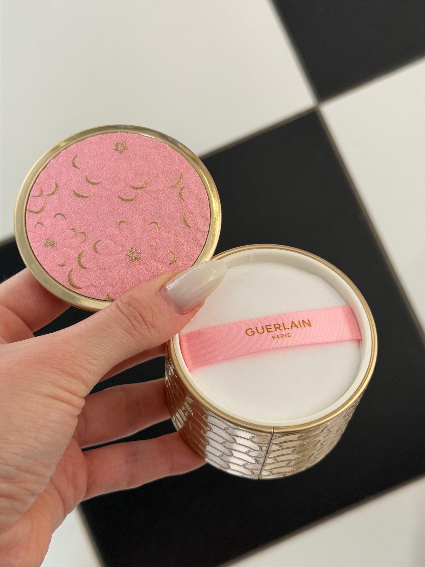 GUERLAIN Météorites Light-Revealing Pearls Of Powder
Correct, Mattify, Illuminate - Blooming Glow