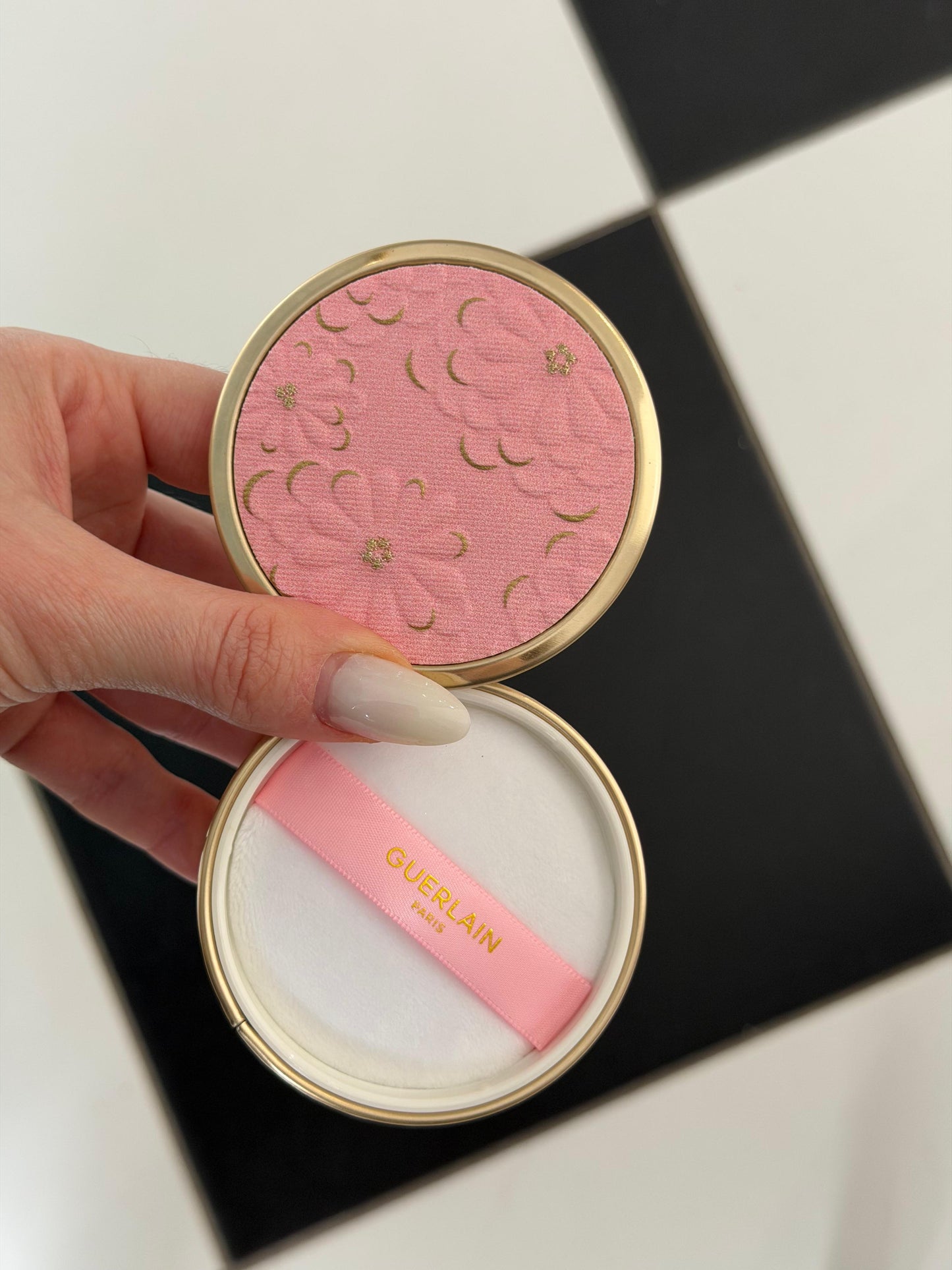 GUERLAIN Météorites Light-Revealing Pearls Of Powder
Correct, Mattify, Illuminate - Blooming Glow