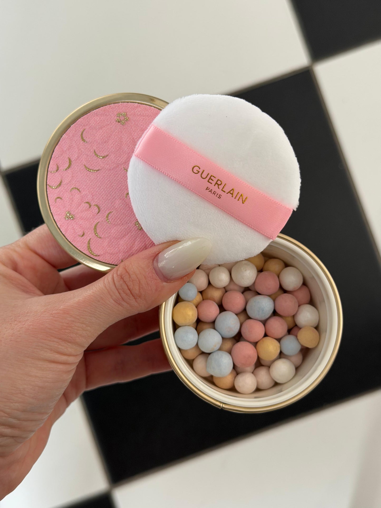 GUERLAIN Météorites Light-Revealing Pearls Of Powder
Correct, Mattify, Illuminate - Blooming Glow