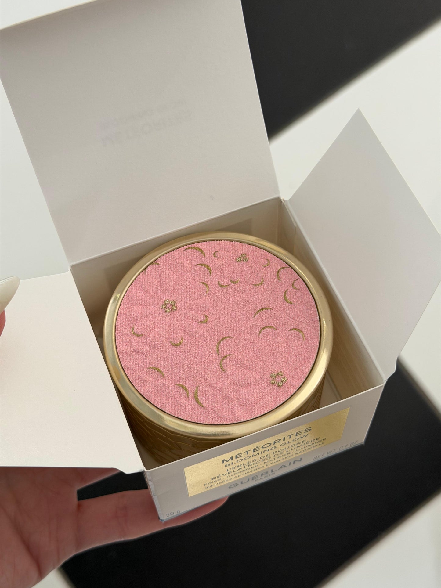 GUERLAIN Météorites Light-Revealing Pearls Of Powder
Correct, Mattify, Illuminate - Blooming Glow