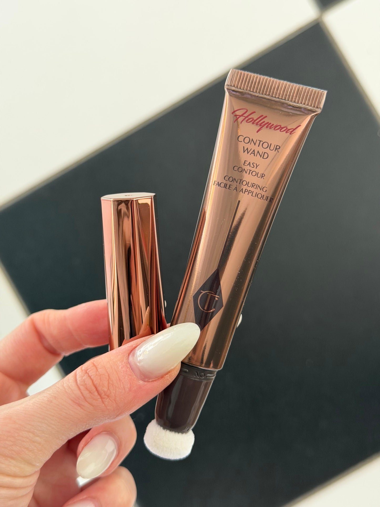 CHARLOTTE TILBURY Hollywood Contour Wand - Fair-Medium
Liquid Formula For a Sculpted-Looking