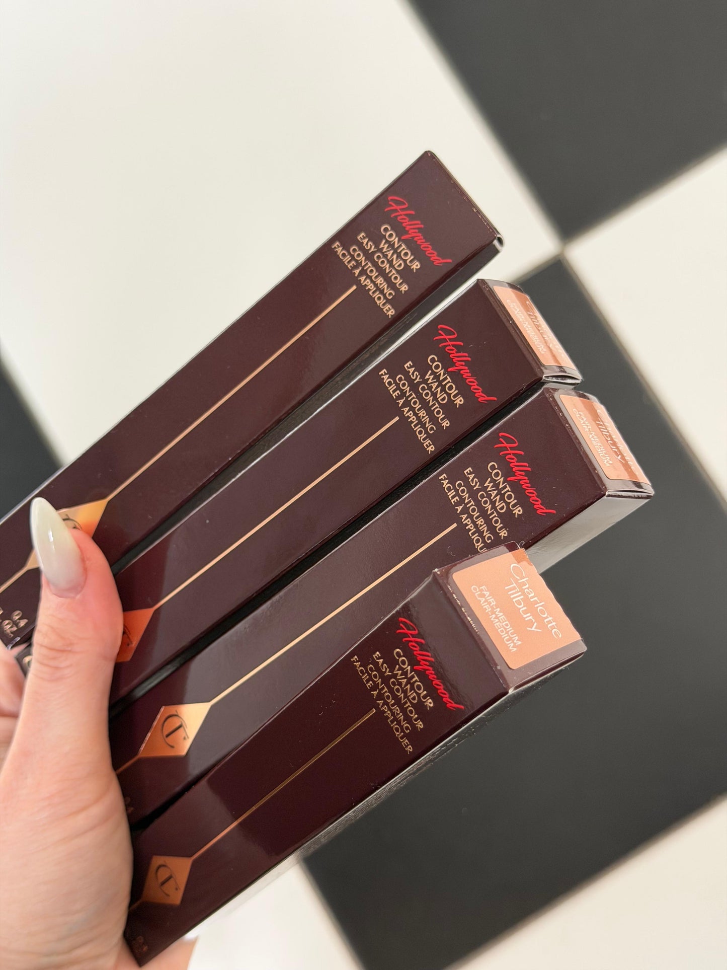 CHARLOTTE TILBURY Hollywood Contour Wand - Fair-Medium
Liquid Formula For a Sculpted-Looking