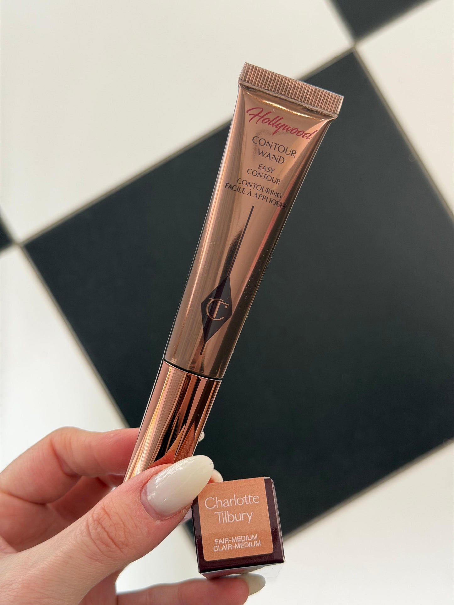 CHARLOTTE TILBURY Hollywood Contour Wand - Fair-Medium
Liquid Formula For a Sculpted-Looking