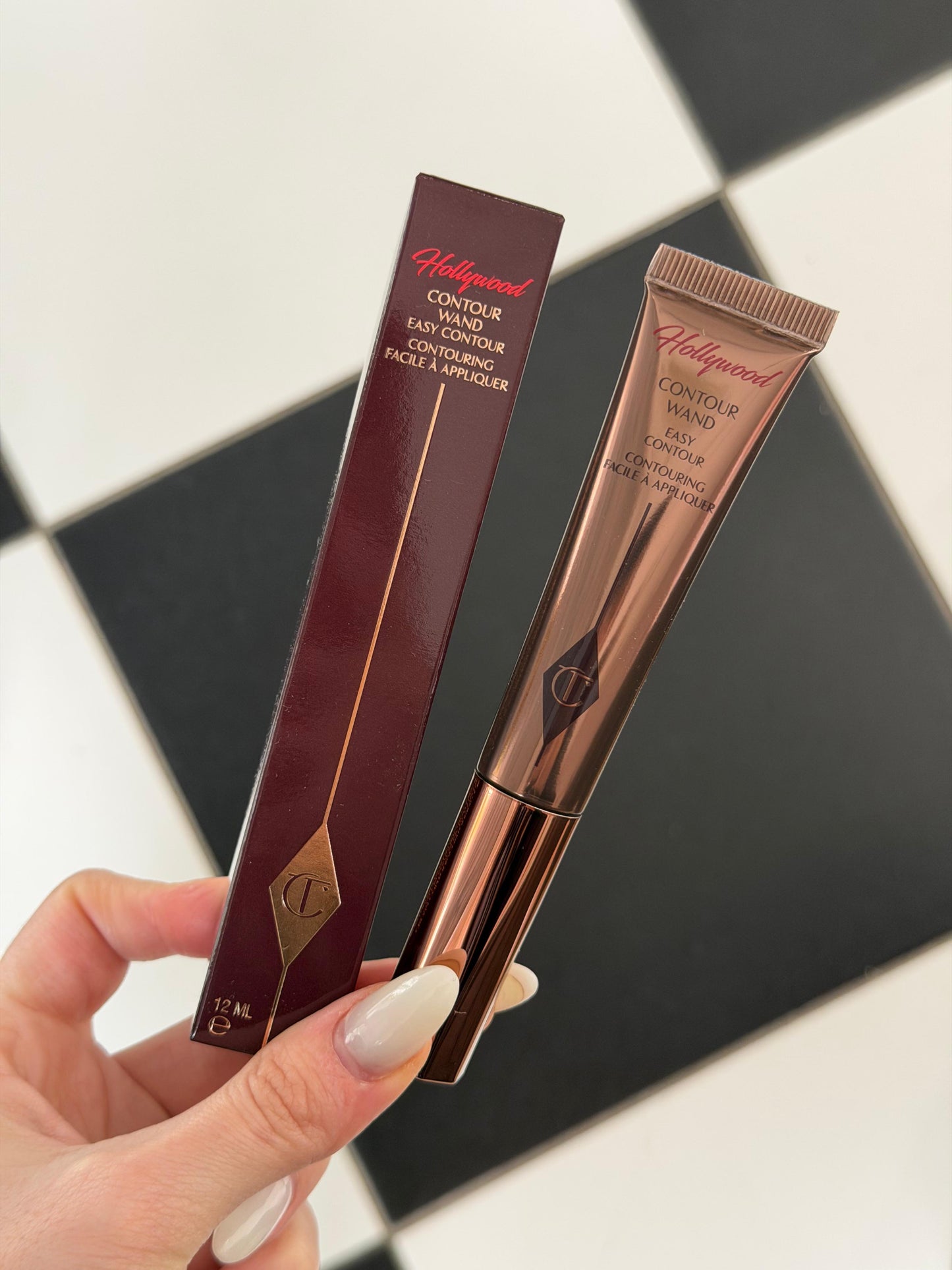 CHARLOTTE TILBURY Hollywood Contour Wand - Fair-Medium
Liquid Formula For a Sculpted-Looking