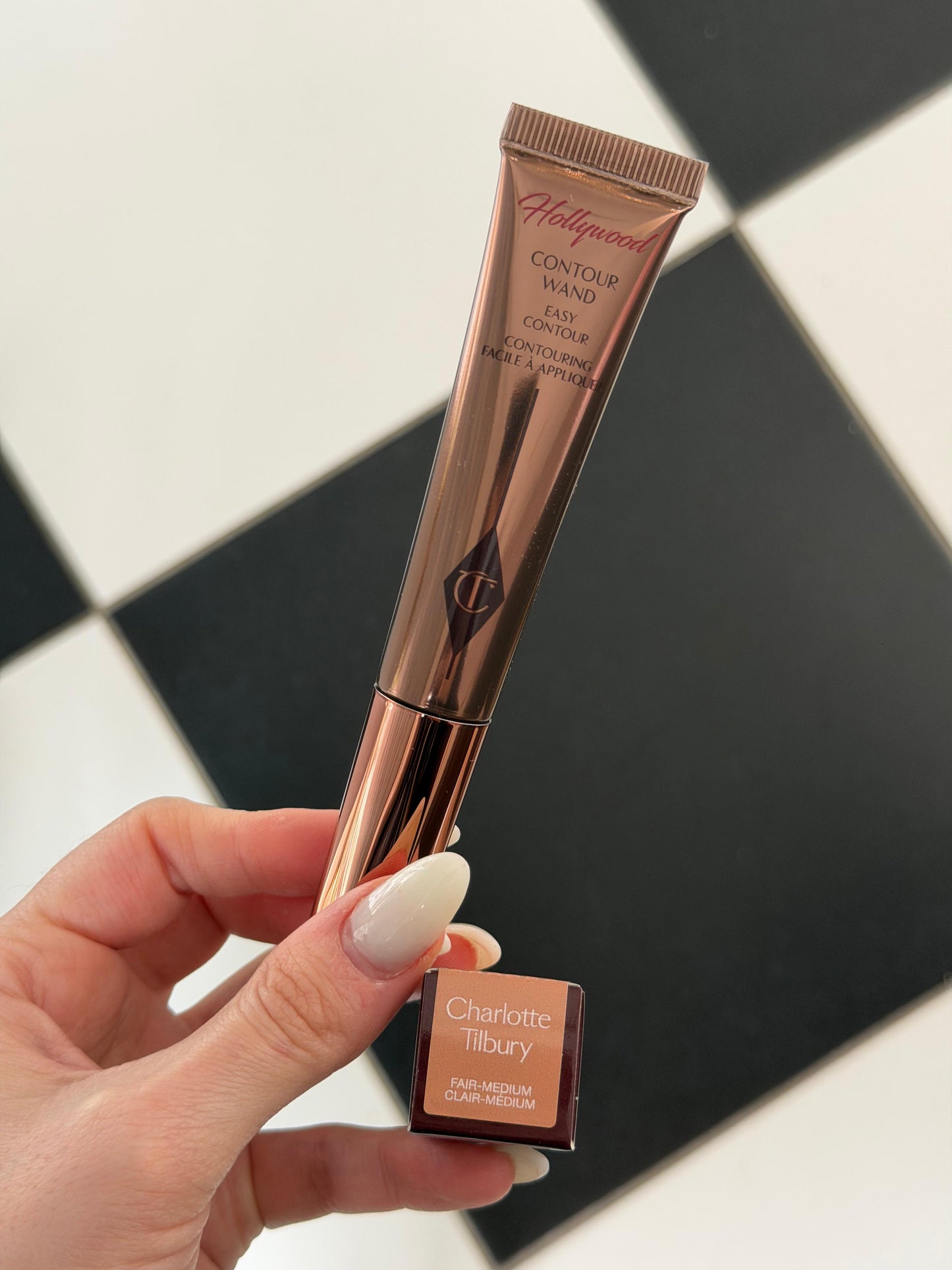 CHARLOTTE TILBURY Hollywood Contour Wand - Fair-Medium
Liquid Formula For a Sculpted-Looking