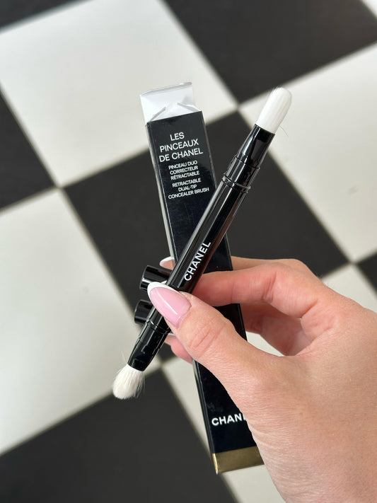 CHANEL Les Pinceaux De Chanel
Retractable Dual-Tip Concealer Brush