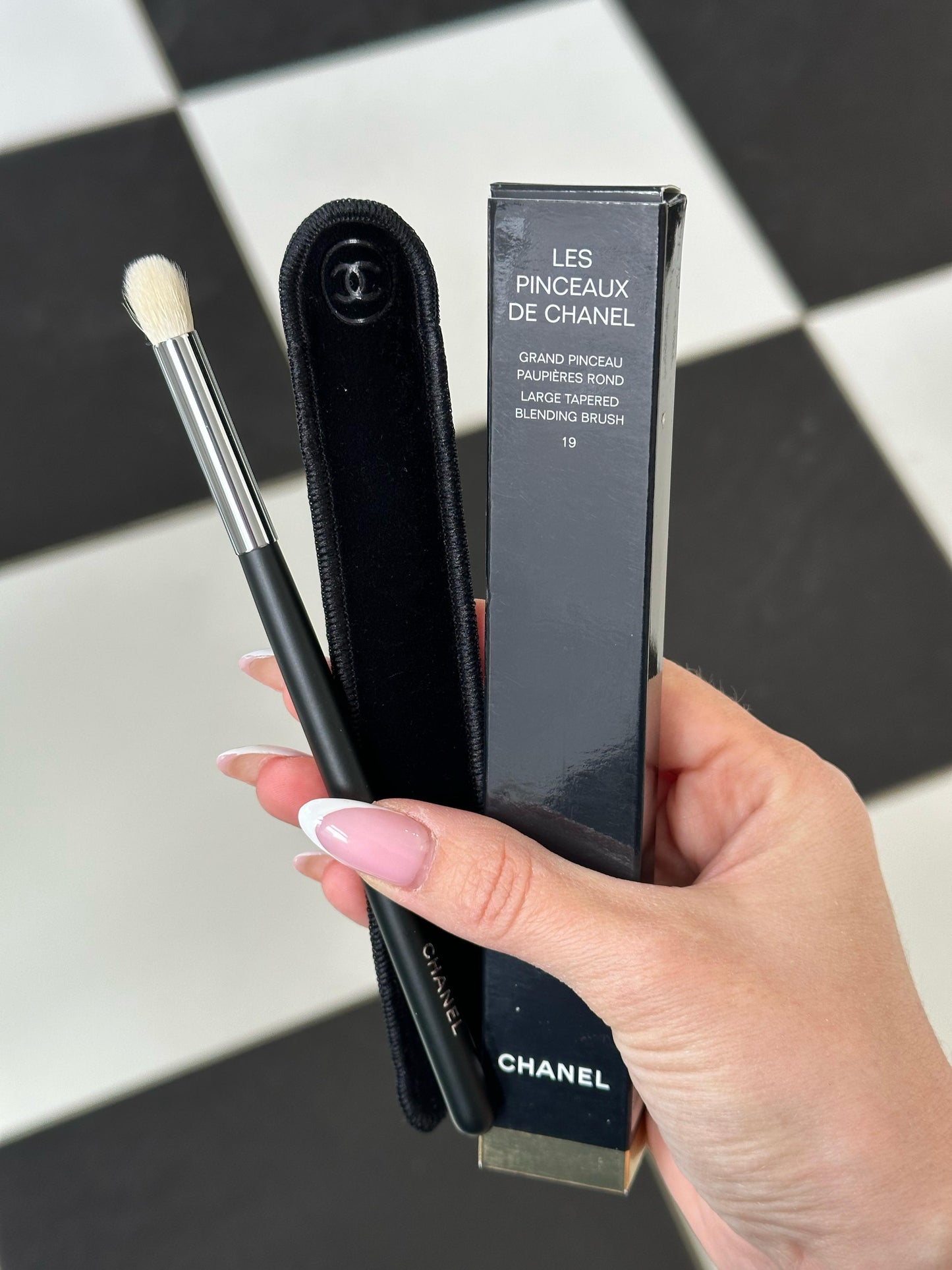 CHANEL Les Pinceaux De Chanel Large Tapered Blending Brush 19