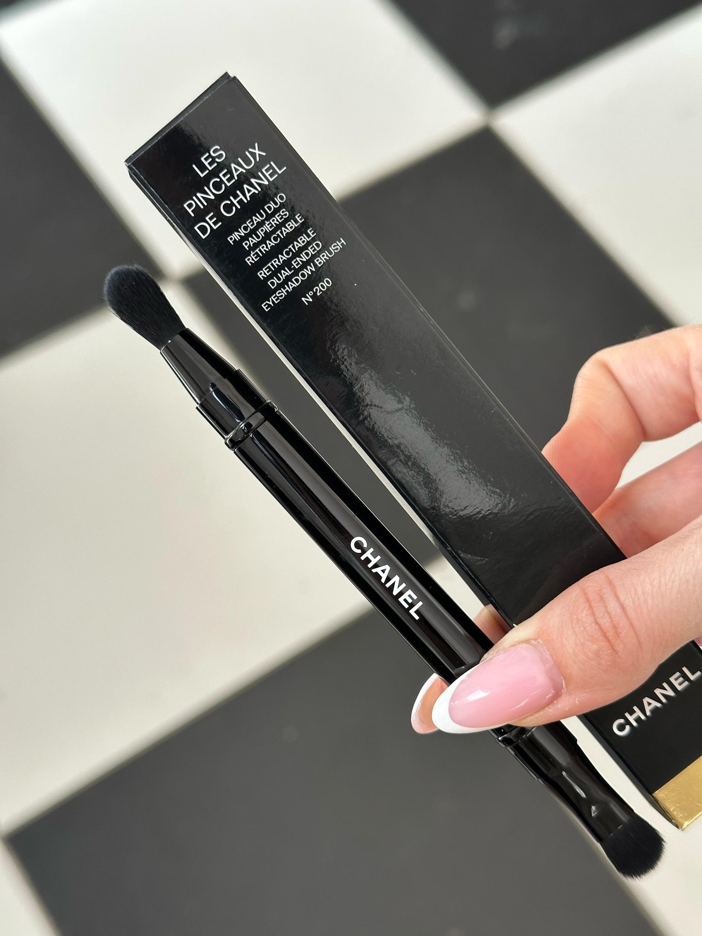 CHANEL Les Pinceaux De Chanel
Retractable Dual-Ended Eyeshadow Brush N°200