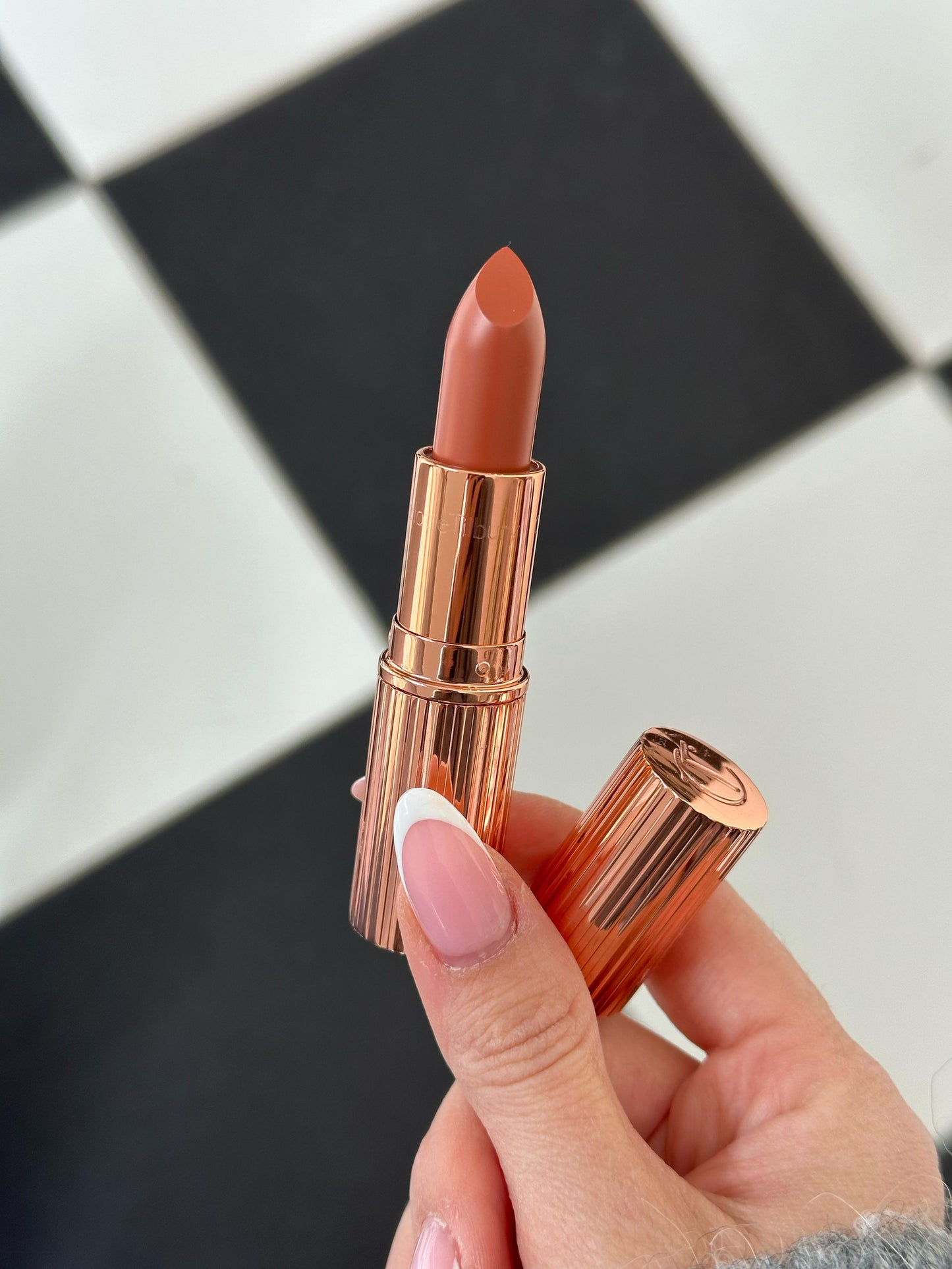 CHARLOTTE TILBURY The Super Nudes Lipstick
K.I.S.S.I.N.G - Runway Roalty