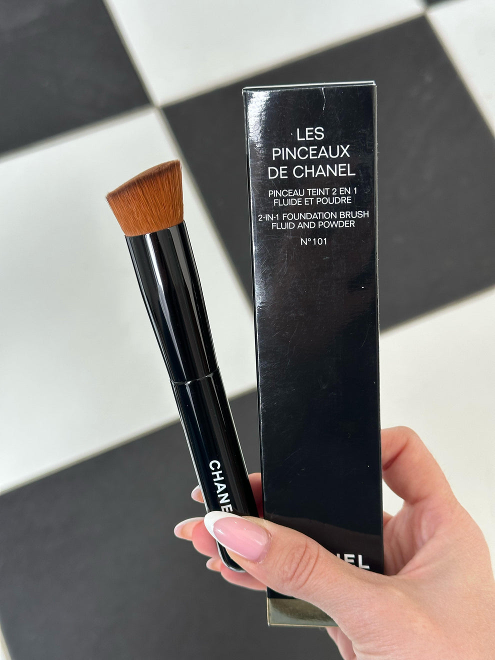 CHANEL Les Pinceaux De Chanel 2-in-1 Foundation Brush Fluid and Powder ...